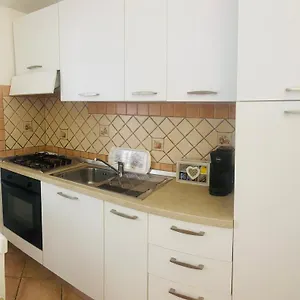 Appartement EXCLUSIVE USE- USO ESCLUSIVO - La Maison de Gioel - ENTIRE HOUSE - INTERA CASA - WITH KITCHENETTE - CON CUCININO - WITH WASHING MACHINE - CON LAVATRICE - FREE PUBLIC PARKING IN FRONT OF THE HOUSE - PARCHEGGIO PUBBLICO GRATUITO DIFRONTE ALLA CASA, Olbia